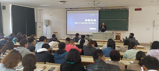 成人抖音
组织召开学工人员专题培训会