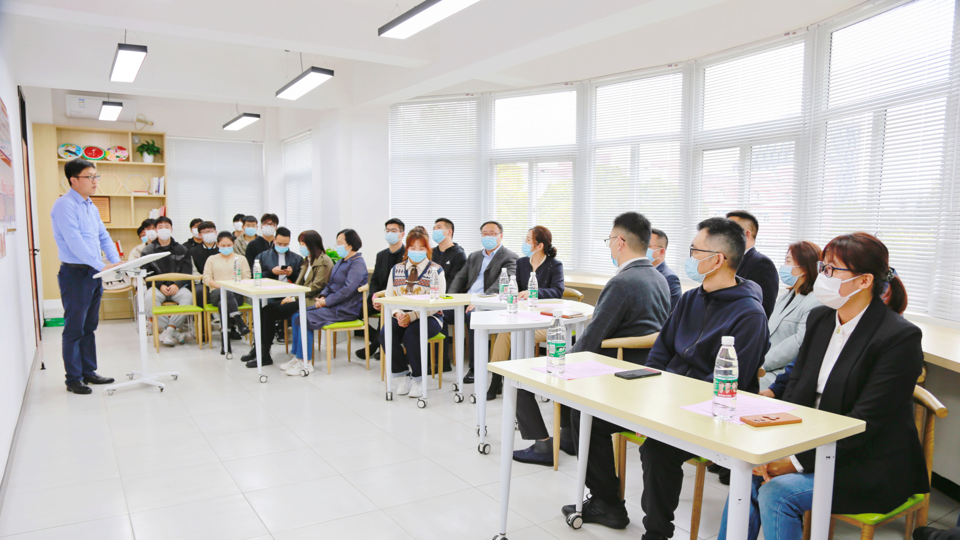 成人抖音
“一站式”学生社区正式揭牌