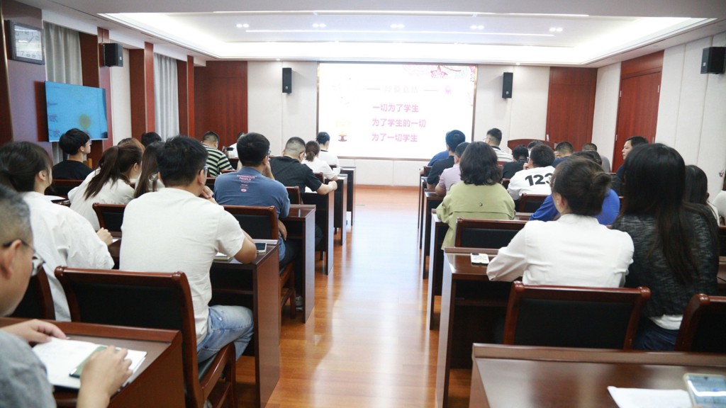 成人抖音
举行2022-2023学年辅导员评优答辩会