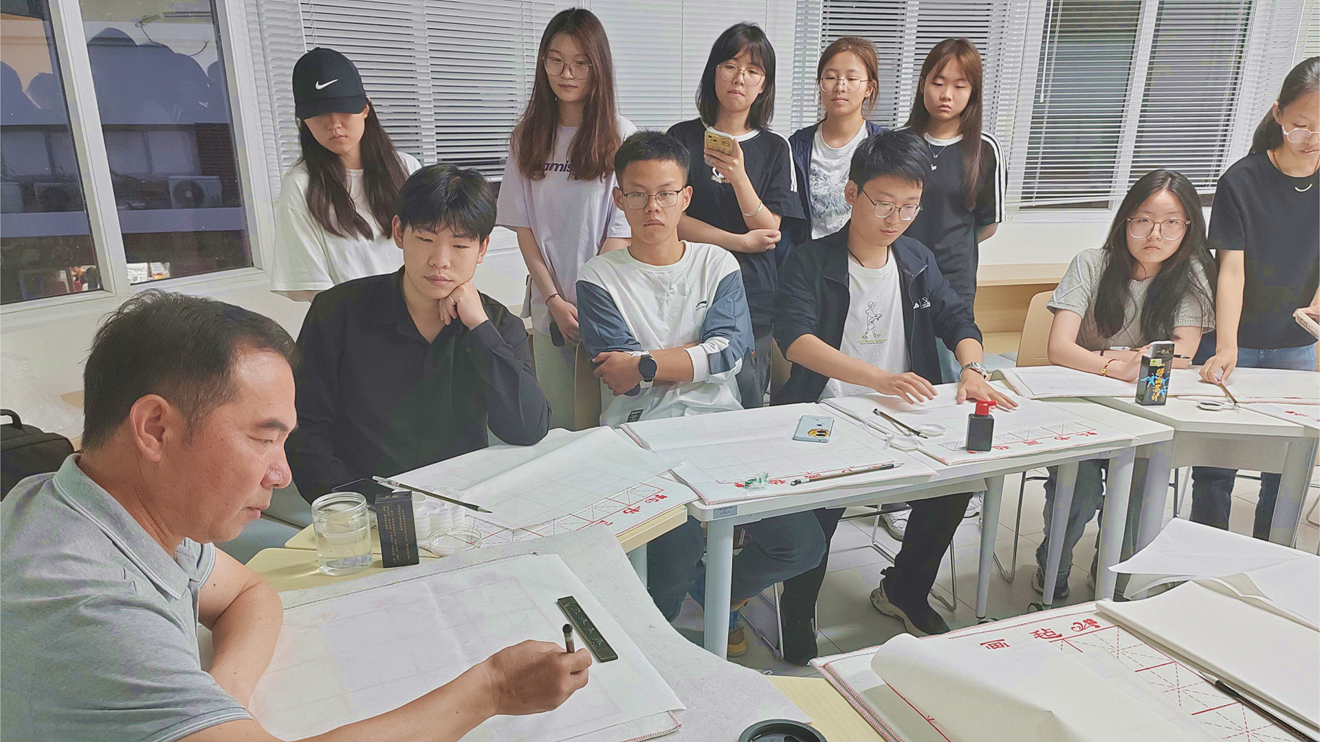 成人抖音
关工委举办“笔绘心境·墨润心灵”主题书画活动