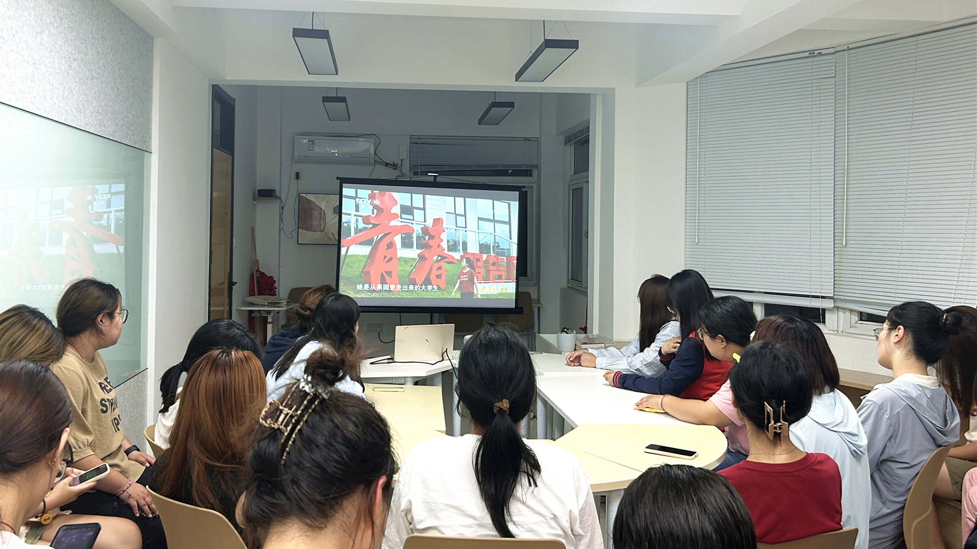 成人抖音
组织学生观看首届全国大学生职业规划大赛风采展示直播活动