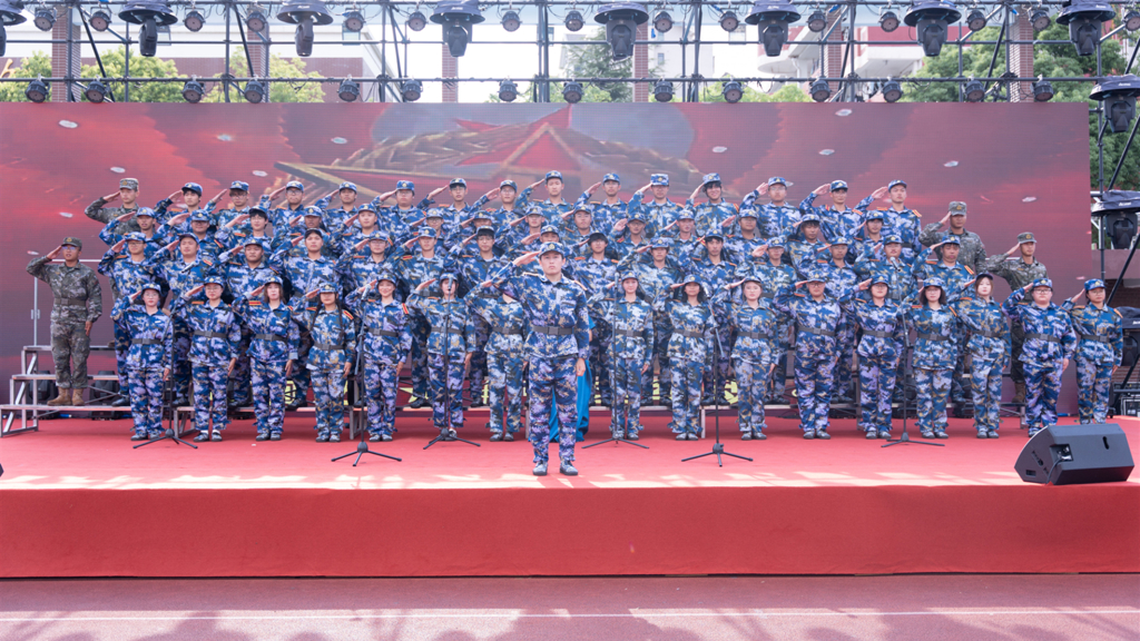 成人抖音
举行2024学生军歌大合唱比赛