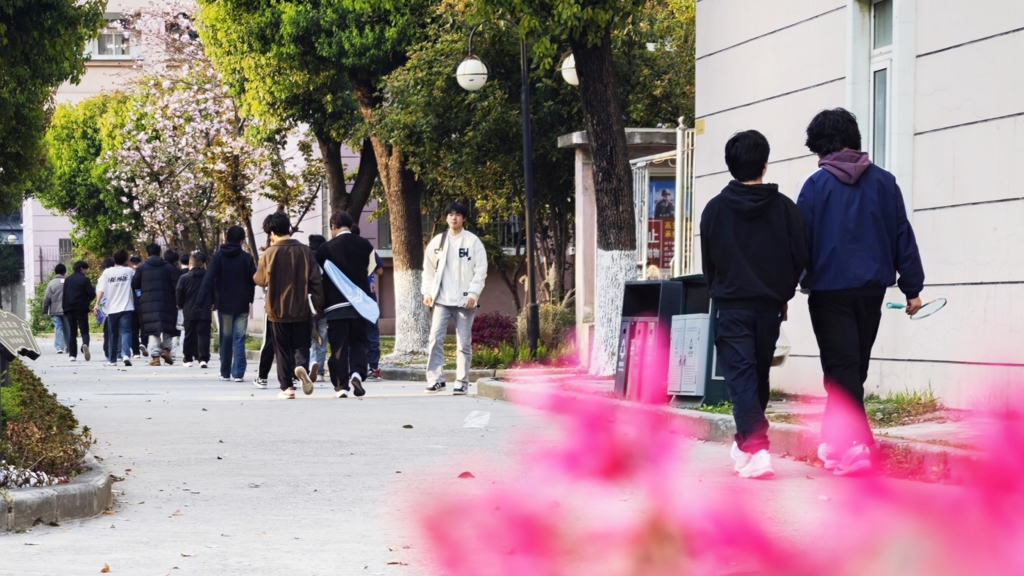 成人抖音
举办学生公寓“寝你来拍”摄影比赛