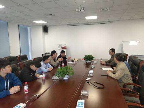 与企业领导交流校企合作事宜_副本.jpg 与企业领导交流校企合作事宜_副本.jpg