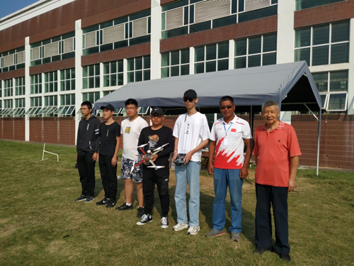 王高山、翟磊与留校学生合影_副本.png