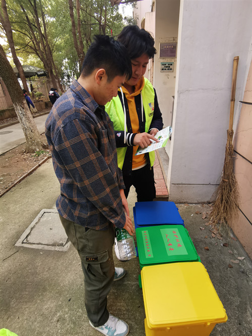 志愿者指导学生进行垃圾分类_副本.jpg 志愿者指导学生进行垃圾分类_副本.jpg
