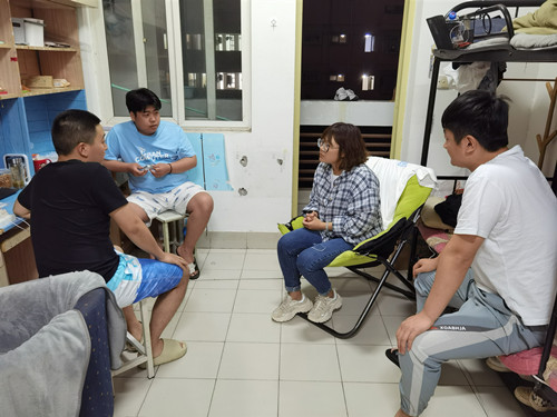 辅导员带领学生党员进宿舍走访_副本.jpg 辅导员带领学生党员进宿舍走访_副本.jpg