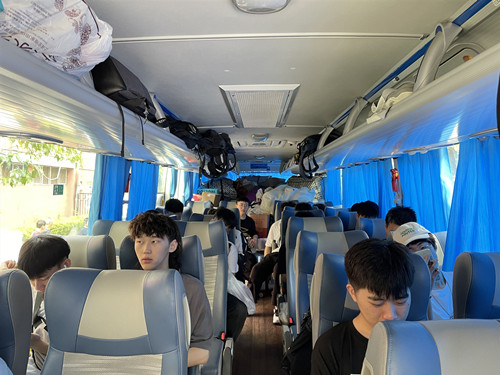 学生上大巴车准备赴企业实习_副本.jpg