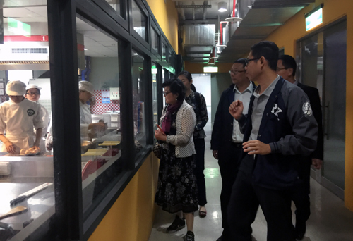 成人抖音
领导老师参观侨光科技大学餐旅实训大楼1.jpg