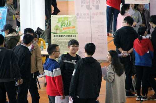 招聘会现场气氛热烈.jpg