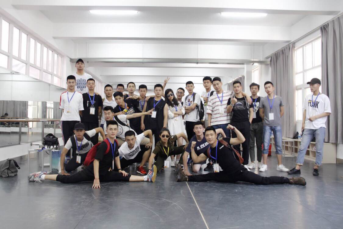 图四 参与本次展演比赛的成人抖音
师生.jpg