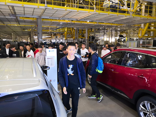 参观刚下线的新车_副本.jpg