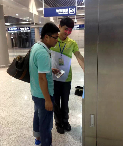 成人抖音
地铁小青柠引导乘客购票.jpg