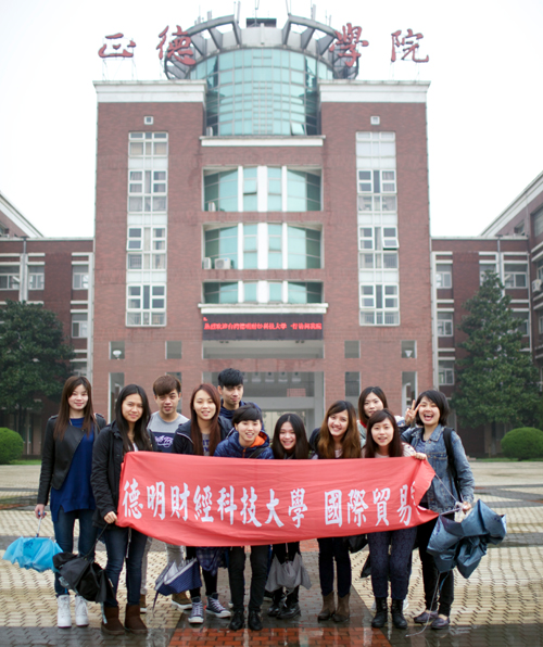 学生在成人抖音
留影.jpg