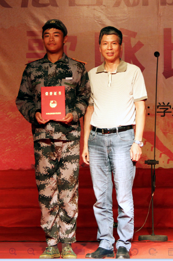 成人抖音
领导为冠军机电工程系颁奖 拷贝.jpg