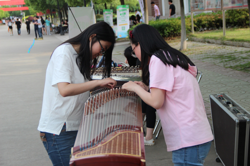 同学们体验民族乐器.jpg
