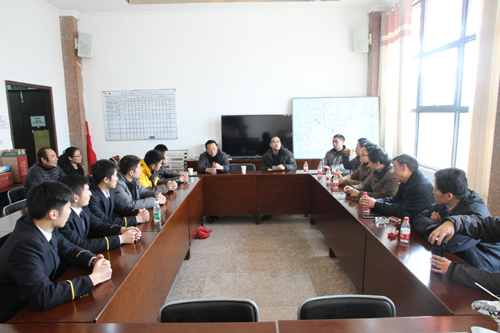 成人抖音
院领导和艾维公司领导、学员们进行交流.JPG