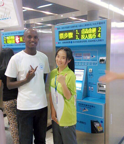 成人抖音
地铁小青柠与国外友人合影.jpg