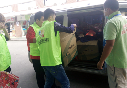 志愿者们把衣服送上车.jpg