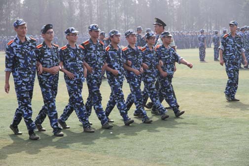 男生连队训练起步走.jpg