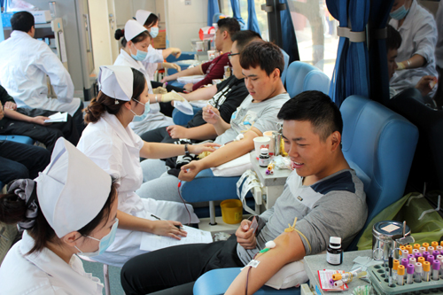 成人抖音
学生积极踊跃献血.jpg