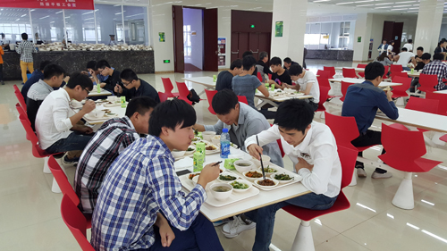 同学们在干净明亮的员工食堂就餐.jpg